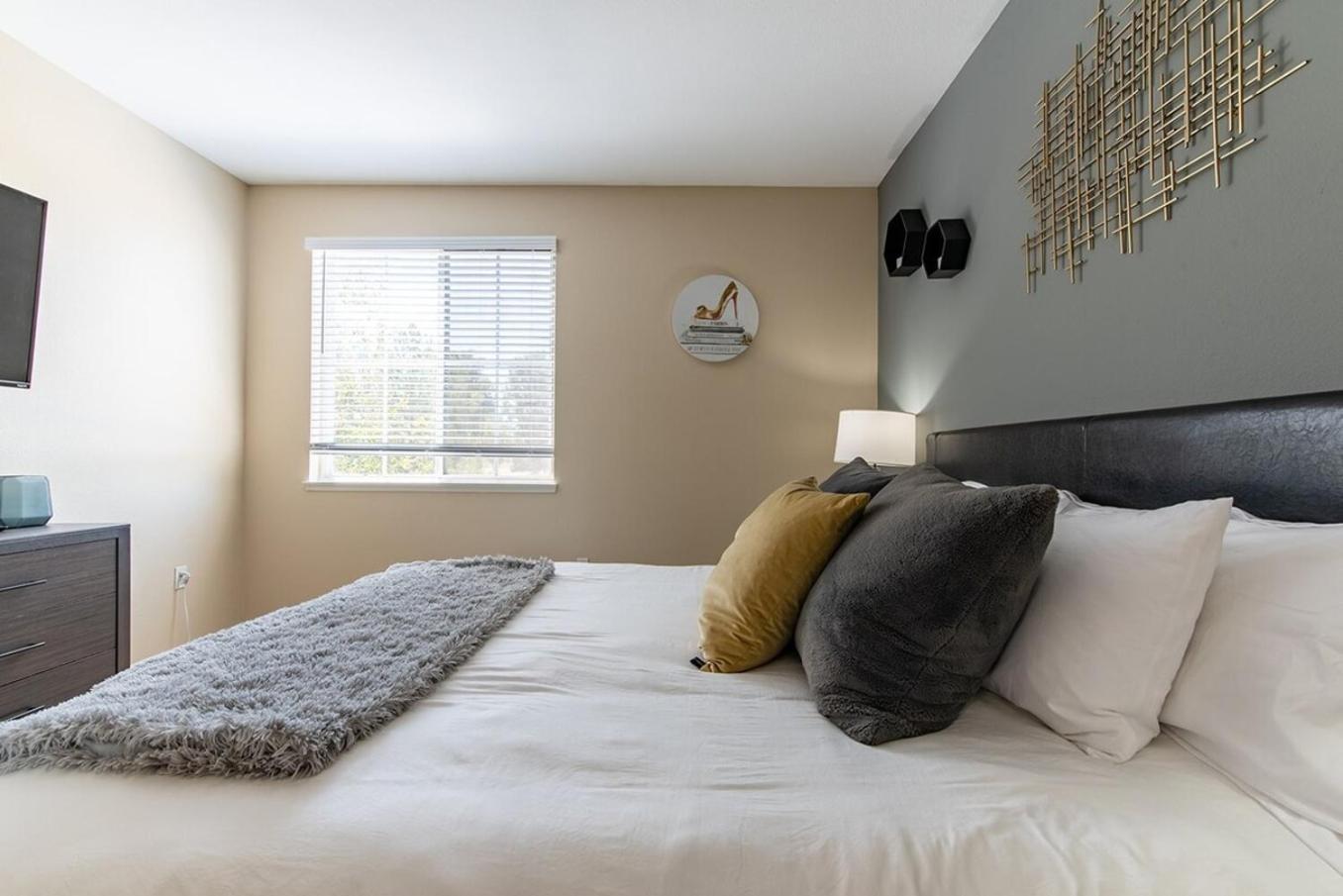 Modern Suitevipwifipool2 King Bedsac