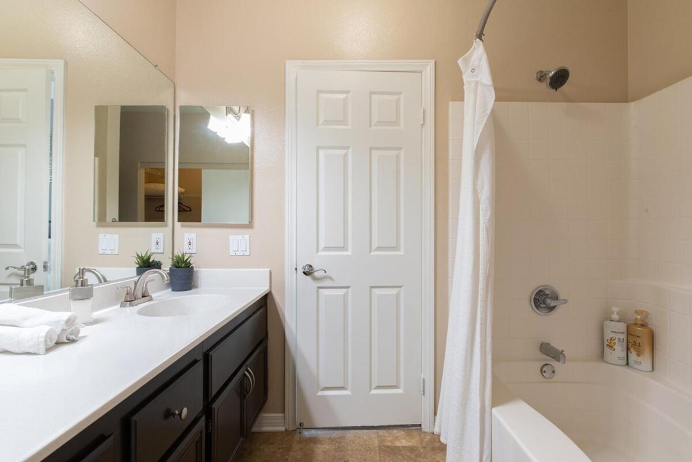 Modern Suitevipwifipool2 King Bedsac Apartment Santa Clarita